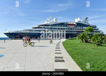 Das Kreuzfahrtschiff „Le Champlain“ kam am 25,2020. August im Hafen von Zadar in Zadar, Kroatien, an. Der Heimathafen des Schiffes „Le Champlain“ ist Dubrovnik (Kroatien), für Abflüge und das Einsteigen von Passagieren auf einer einwöchigen Reise und Routen bis zum letzten Freitag des nächsten Septembers. Le Champlain bietet Platz für 174 Passagiere und segelt zu mehreren Häfen in Kroatien, unter anderem: Mljet, Vis, Korcula, Komiza... immer als kleine Kreuzfahrt an der Küste. Le Champlain ist benannt nach dem berühmten französischen Entdecker und Navigator Samuel de Champalin, der den Atlantik an der Wende der 1 Jahre dreißig Mal überquerte Stockfoto