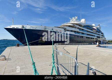 Das Kreuzfahrtschiff „Le Champlain“ kam am 25,2020. August im Hafen von Zadar in Zadar, Kroatien, an. Der Heimathafen des Schiffes „Le Champlain“ ist Dubrovnik (Kroatien), für Abflüge und das Einsteigen von Passagieren auf einer einwöchigen Reise und Routen bis zum letzten Freitag des nächsten Septembers. Le Champlain bietet Platz für 174 Passagiere und segelt zu mehreren Häfen in Kroatien, unter anderem: Mljet, Vis, Korcula, Komiza... immer als kleine Kreuzfahrt an der Küste. Le Champlain ist benannt nach dem berühmten französischen Entdecker und Navigator Samuel de Champalin, der den Atlantik an der Wende der 1 Jahre dreißig Mal überquerte Stockfoto