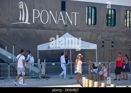 Das Kreuzfahrtschiff „Le Champlain“ kam am 25,2020. August im Hafen von Zadar in Zadar, Kroatien, an. Der Heimathafen des Schiffes „Le Champlain“ ist Dubrovnik (Kroatien), für Abflüge und das Einsteigen von Passagieren auf einer einwöchigen Reise und Routen bis zum letzten Freitag des nächsten Septembers. Le Champlain bietet Platz für 174 Passagiere und segelt zu mehreren Häfen in Kroatien, unter anderem: Mljet, Vis, Korcula, Komiza... immer als kleine Kreuzfahrt an der Küste. Le Champlain ist benannt nach dem berühmten französischen Entdecker und Navigator Samuel de Champalin, der den Atlantik an der Wende der 1 Jahre dreißig Mal überquerte Stockfoto