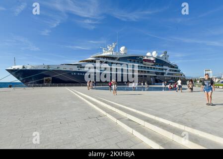 Das Kreuzfahrtschiff „Le Champlain“ kam am 25,2020. August im Hafen von Zadar in Zadar, Kroatien, an. Der Heimathafen des Schiffes „Le Champlain“ ist Dubrovnik (Kroatien), für Abflüge und das Einsteigen von Passagieren auf einer einwöchigen Reise und Routen bis zum letzten Freitag des nächsten Septembers. Le Champlain bietet Platz für 174 Passagiere und segelt zu mehreren Häfen in Kroatien, unter anderem: Mljet, Vis, Korcula, Komiza... immer als kleine Kreuzfahrt an der Küste. Le Champlain ist benannt nach dem berühmten französischen Entdecker und Navigator Samuel de Champalin, der den Atlantik an der Wende der 1 Jahre dreißig Mal überquerte Stockfoto