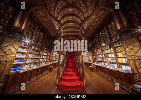 Innenansicht des Buchladens Lello (Portugiesisch: Livraria Lello) und seiner berühmten Holztreppe im historischen Zentrum von Porto (Porto), Portugal. Stockfoto