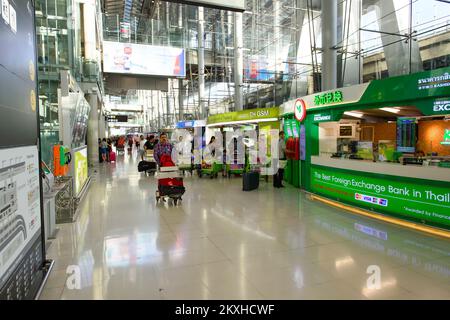 BANGKOK, THAILAND - 19. JUNI 2015: Innenraum des Suvarnabhumi Airport. Der Flughafen Suvarnabhumi ist einer von zwei internationalen Flughäfen, die Bangkok anfliegen Stockfoto