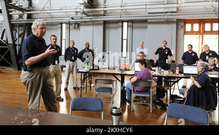 Hurrikan/Tropical Storm - Hartford, Verb , 1. September 2011 1. September 2011 FEMA Stellvertretender Administrator Richard Serino besucht die anfängliche Betriebsstätte der FEMA im Emergency Operations Center und spricht mit Mitarbeitern. Hartford, CT--1. September 2011--FEMA Deputy Administrator Richard Serino besucht die Initial Operating Facilty der FEMA im Emergency Operations Center und spricht mit Mitarbeitern. Fotos zu Katastrophen- und Notfallmanagementprogrammen, Aktivitäten und Beamten Stockfoto