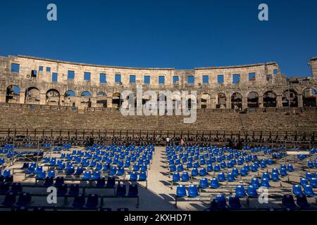 Vorbereitungen für die morgige Eröffnung des 67.. Pula Filmfestivals am 28. August 2020 in Pula, Kroatien. Das Pula Film Festival findet vom 29. August bis zum 4. September 2020 in der Pula Arena statt. Die Sitzplätze sind paarweise angeordnet und von den nächsten 1,5 m getrennt. Die Anzahl ist auf 1500 Foto begrenzt: Srecko Niketic/PIXSELL Stockfoto