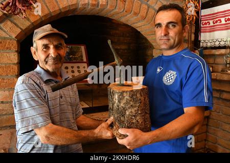 Djuro Vukovic mit seinem Neffen Stjepan Vukovic und einer 5500-jährigen Axt, die sich jetzt am 13. Juli 2020 im Museum von Brod-Posavina in Slavonski Brod, Kroatien, befindet. Fast 50 Jahre lang behielt Djuro Vukovic (77) aus Vrhovina in der Nähe von Slavonski Brod eine Kupferkreuzaxt, ohne dessen Alter und Museumswert zu kennen. In den 1970er Jahren grub er eine Axt, indem er Löcher für Betonsäulen für die Anpflanzung großer Weinberge des damaligen Agroindustriekomplexes Jasinje in seinem Dorf Vrhovina grub. Er nahm das Fundstück mit nach Hause, reinigte es vom Boden und legte es an die Wand. Er hatte keine Ahnung, dass er 5.500 Jahre alt war. Die Axt Eventa Stockfoto