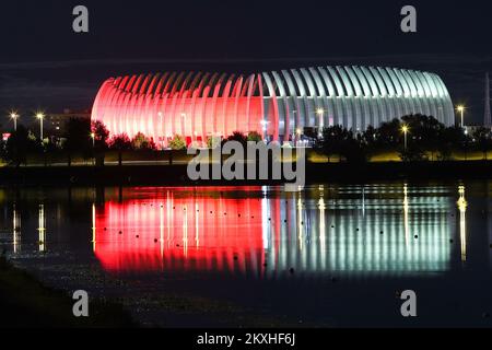 Arena Zagreb Hall leuchtet rot anlässlich der globalen Red Alert Initiative, bei der Tausende von Gebäuden und Veranstaltungsorten auf der ganzen Welt am Dienstagabend rot beleuchtet werden, um die dringende Notwendigkeit finanzieller Unterstützung in der Eventindustrie in Zagreb, Kroatien, am 01. September 2020. Foto: Luka Stanzl/PIXSELL Stockfoto