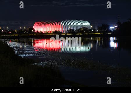 Arena Zagreb Hall leuchtet rot anlässlich der globalen Red Alert Initiative, bei der Tausende von Gebäuden und Veranstaltungsorten auf der ganzen Welt am Dienstagabend rot beleuchtet werden, um die dringende Notwendigkeit finanzieller Unterstützung in der Eventindustrie in Zagreb, Kroatien, am 01. September 2020. Foto: Luka Stanzl/PIXSELL Stockfoto