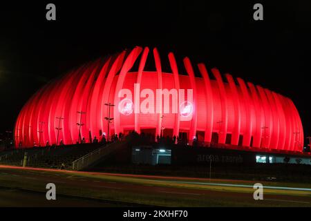 Arena Zagreb Hall leuchtet rot anlässlich der globalen Red Alert Initiative, bei der Tausende von Gebäuden und Veranstaltungsorten auf der ganzen Welt am Dienstagabend rot beleuchtet werden, um die dringende Notwendigkeit finanzieller Unterstützung in der Eventindustrie in Zagreb, Kroatien, am 01. September 2020. Foto: Luka Stanzl/PIXSELL Stockfoto