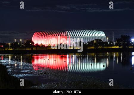 Arena Zagreb Hall leuchtet rot anlässlich der globalen Red Alert Initiative, bei der Tausende von Gebäuden und Veranstaltungsorten auf der ganzen Welt am Dienstagabend rot beleuchtet werden, um die dringende Notwendigkeit finanzieller Unterstützung in der Eventindustrie in Zagreb, Kroatien, am 01. September 2020. Foto: Luka Stanzl/PIXSELL Stockfoto