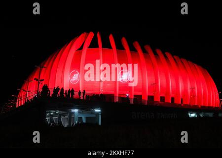 Arena Zagreb Hall leuchtet rot anlässlich der globalen Red Alert Initiative, bei der Tausende von Gebäuden und Veranstaltungsorten auf der ganzen Welt am Dienstagabend rot beleuchtet werden, um die dringende Notwendigkeit finanzieller Unterstützung in der Eventindustrie in Zagreb, Kroatien, am 01. September 2020. Foto: Luka Stanzl/PIXSELL Stockfoto