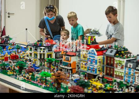 Besucher sehen die Ausstellungen während einer LEGO-Ausstellung in Djakovo, Kroatien, 05. September 2020. Foto: Davor Javorovic/PIXSELL Stockfoto