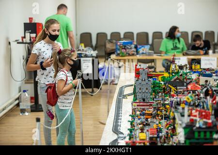 Besucher sehen die Ausstellungen während einer LEGO-Ausstellung in Djakovo, Kroatien, 05. September 2020. Foto: Davor Javorovic/PIXSELL Stockfoto