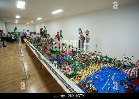 Besucher sehen die Ausstellungen während einer LEGO-Ausstellung in Djakovo, Kroatien, 05. September 2020. Foto: Davor Javorovic/PIXSELL Stockfoto