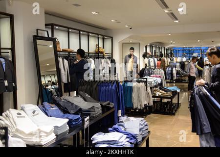 HONGKONG - 05. MAI 2015: Innenausstattung des Zara-Stores. Zara ist ein spanischer Bekleidungs- und Accessoires-Einzelhändler mit Sitz in Arteixo, Galicien, der 1975 von A gegründet wurde Stockfoto