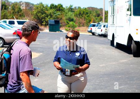 Hurricane/Tropical Storm - Avon, N.C., 3. September 2011 Ein FEMA Community Relations Specialist erklärt einem Überlebenden den Registrierungsprozess für Katastrophenhilfe. Der Weg zu den Outer Banks war eine Herausforderung aufgrund von Straßenverwundungen. FEMA Photo/Tim Burkitt. North Carolina Hurrikan Irene. Fotos zu Katastrophen- und Notfallmanagementprogrammen, Aktivitäten und Beamten Stockfoto