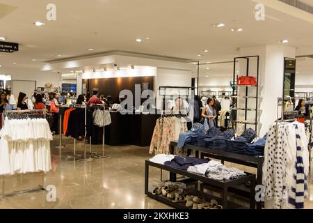 HONGKONG - 05. MAI 2015: Innenausstattung des Zara-Stores. Zara ist ein spanischer Bekleidungs- und Accessoires-Einzelhändler mit Sitz in Arteixo, Galicien, der 1975 von A gegründet wurde Stockfoto