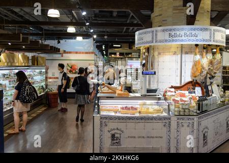 HONGKONG, CHINA - 05. MAI 2015: Innenansicht des Einkaufszentrums. In Hongkong gibt es eine große Auswahl an Bekleidungsboutiquen, Designerboutiquen, Restaurants, Stockfoto