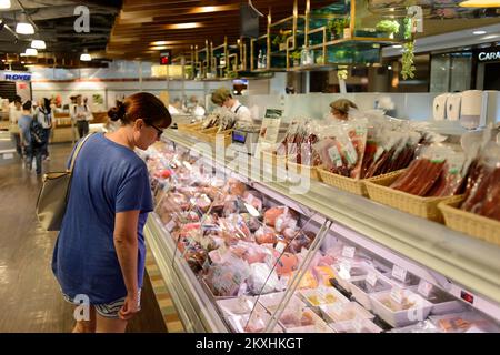 HONGKONG, CHINA - 05. MAI 2015: Innenansicht des Einkaufszentrums. In Hongkong gibt es eine große Auswahl an Bekleidungsboutiquen, Designerboutiquen, Restaurants, Stockfoto