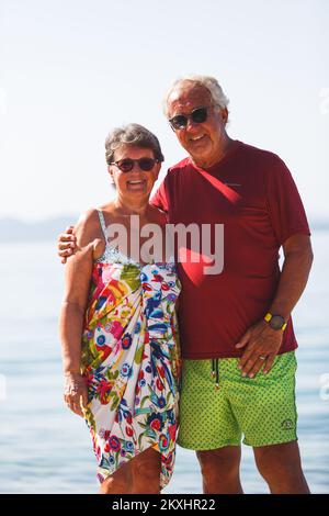 Das Ehepaar Adelhaide (68) und Gunter (70) Fuchner aus Österreich während der Sommerferien in Kroatien warten auf das Ergebnis des COVID-19-Tests am Strand. Sie ruhen sich in Petrcane an der Adriaküste aus und sagen: "Es ist nicht schlecht, am Strand auf den COVID-19-Test zu warten. Wir kommen seit fünf Jahren hierher. Wir sind wieder in Petrcane, Kroatien, auf der 20. September 2020. Foto: Marko Dimic/PIXSELL Stockfoto