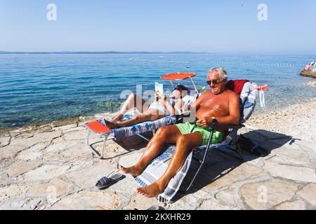 Das Ehepaar Adelhaide (68) und Gunter (70) Fuchner aus Österreich während der Sommerferien in Kroatien warten auf das Ergebnis des COVID-19-Tests am Strand. Sie ruhen sich in Petrcane an der Adriaküste aus und sagen: "Es ist nicht schlecht, am Strand auf den COVID-19-Test zu warten. Wir kommen seit fünf Jahren hierher. Wir sind wieder in Petrcane, Kroatien, auf der 20. September 2020. Foto: Marko Dimic/PIXSELL Stockfoto