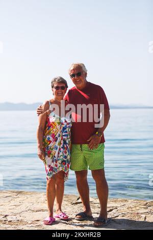 Das Ehepaar Adelhaide (68) und Gunter (70) Fuchner aus Österreich während der Sommerferien in Kroatien warten auf das Ergebnis des COVID-19-Tests am Strand. Sie ruhen sich in Petrcane an der Adriaküste aus und sagen: "Es ist nicht schlecht, am Strand auf den COVID-19-Test zu warten. Wir kommen seit fünf Jahren hierher. Wir sind wieder in Petrcane, Kroatien, auf der 20. September 2020. Foto: Marko Dimic/PIXSELL Stockfoto