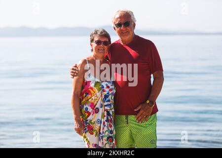 Das Ehepaar Adelhaide (68) und Gunter (70) Fuchner aus Österreich während der Sommerferien in Kroatien warten auf das Ergebnis des COVID-19-Tests am Strand. Sie ruhen sich in Petrcane an der Adriaküste aus und sagen: "Es ist nicht schlecht, am Strand auf den COVID-19-Test zu warten. Wir kommen seit fünf Jahren hierher. Wir sind wieder in Petrcane, Kroatien, auf der 20. September 2020. Foto: Marko Dimic/PIXSELL Stockfoto