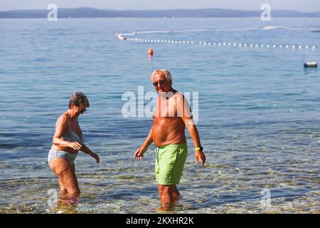 Das Ehepaar Adelhaide (68) und Gunter (70) Fuchner aus Österreich während der Sommerferien in Kroatien warten auf das Ergebnis des COVID-19-Tests am Strand. Sie ruhen sich in Petrcane an der Adriaküste aus und sagen: "Es ist nicht schlecht, am Strand auf den COVID-19-Test zu warten. Wir kommen seit fünf Jahren hierher. Wir sind wieder in Petrcane, Kroatien, auf der 20. September 2020. Foto: Marko Dimic/PIXSELL Stockfoto