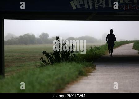 Joggen am Ufer der Sava während des nebligen Herbsttags in Zagreb, Kroatien am 23. September 2020. Foto: Marin Tironi/PIXSELL Stockfoto