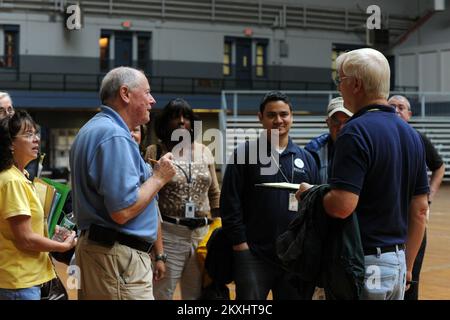 Hurrikan/Tropical Storm - Hartford, Verb , 6. September 2011 Jim Woodard, Assistant External Affairs Officer for Community Relations, Left, blaues Hemd, spricht mit den Community Relations Teams während der Community Relations Briefings, die vor ihrer Entsendung in die vom Tropensturm Irene betroffenen Gebiete abgehalten wurden. Hartford, CT, 6. September 2011-- Jim Woodard, Assistant External Affairs Officer for Community Relations, Left, blaues Hemd, spricht mit Community Relations Teams während Community Relations Briefings, die vor ihrer Entsendung in die vom Tropensturm Irene betroffenen Gebiete abgehalten wurden. Fotografien, die sich auf t Stockfoto