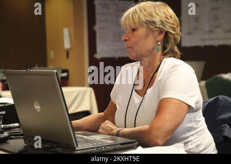 Flooding Hurricane/Tropical Storm - Ewing, N. J., 5. September 2011 FEMA Community Relations Specialists beantworten Anfragen von Überlebenden von Katastrophen in New Jersey als Folge der umfangreichen Wind- und Überschwemmungsschäden, die der Hurrikan Irene am 28. August 2011 zugefügt hat. Shelley Johnson. Ein Community Relations Specialist arbeitet in einem Konferenzraum im Marriott Courtyard in Ewing, wo die FEMA eine temporäre CR-Kommandozentrale eingerichtet hat, während ein Joint Field Office (JFO) von einem FEMA Logistics Team in Neptune eingerichtet wird. Hurrikan Irene Aus New Jersey. Fotos von Katastrophen A Stockfoto