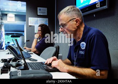 Flutkatastrophe/Tropical Storm - Neptune, N. J. , 6. September 2011 6. September 2011. Federal Coordinating Officer Bill Vogel arbeitet in einem FEMA Mobile Emergency Operations Fahrzeug, während das Joint Field Office hundert Fuß entfernt gebaut wird. Tim Pioppo/FEMA. Hurrikan Irene Aus New Jersey. Fotos zu Katastrophen- und Notfallmanagementprogrammen, Aktivitäten und Beamten Stockfoto