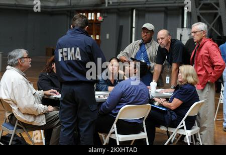 Hurrikan/Tropical Storm - Hartford, Verb , 6. September 2011 Community Relations-Teams werden in der ersten operativen Anlage unterrichtet, bevor sie in die vom Tropensturm Irene betroffenen Gebiete eingesetzt werden. Hartford, CT, 6. September 2011-- Community Relations Teams erhalten Briefings in der Initial Operating Facility, bevor sie in Gebieten eingesetzt werden, die vom Tropensturm Irene betroffen sind. Fotos zu Katastrophen- und Notfallmanagementprogrammen, Aktivitäten und Beamten Stockfoto