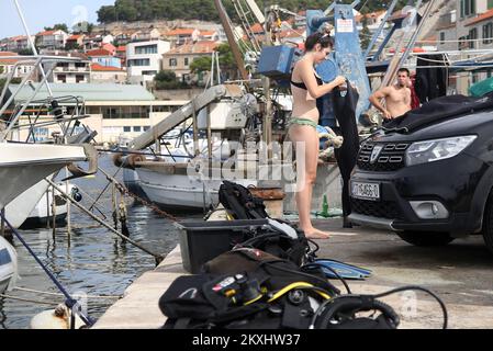 Unterwasserreinigung entlang der Uferpromenade von Å ibenik, in Sibenik, Kroatien, am 27. September 2020. Mehr als 150 Menschen haben an der Reinigung des Meeresbodens anlässlich der Feier von St. Mihovil und der Tag der Stadt Sibenik Foto: Dusko Jaramaz/PIXSELL Stockfoto