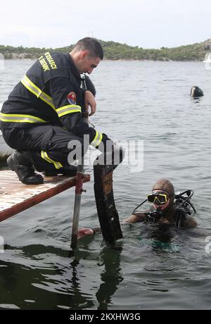 Unterwasserreinigung entlang der Uferpromenade von Å ibenik, in Sibenik, Kroatien, am 27. September 2020. Mehr als 150 Menschen haben an der Reinigung des Meeresbodens anlässlich der Feier von St. Mihovil und der Tag der Stadt Sibenik Foto: Dusko Jaramaz/PIXSELL Stockfoto