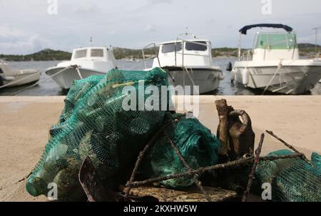 Unterwasserreinigung entlang der Uferpromenade von Å ibenik, in Sibenik, Kroatien, am 27. September 2020. Mehr als 150 Menschen haben an der Reinigung des Meeresbodens anlässlich der Feier von St. Mihovil und der Tag der Stadt Sibenik Foto: Dusko Jaramaz/PIXSELL Stockfoto