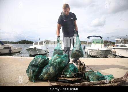 Unterwasserreinigung entlang der Uferpromenade von Å ibenik, in Sibenik, Kroatien, am 27. September 2020. Mehr als 150 Menschen haben an der Reinigung des Meeresbodens anlässlich der Feier von St. Mihovil und der Tag der Stadt Sibenik Foto: Dusko Jaramaz/PIXSELL Stockfoto