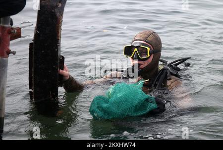 Unterwasserreinigung entlang der Uferpromenade von Å ibenik, in Sibenik, Kroatien, am 27. September 2020. Mehr als 150 Menschen haben an der Reinigung des Meeresbodens anlässlich der Feier von St. Mihovil und der Tag der Stadt Sibenik Foto: Dusko Jaramaz/PIXSELL Stockfoto