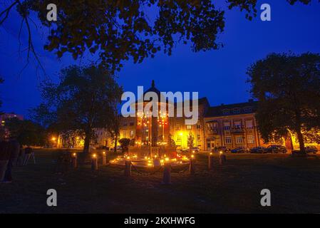 Sezessionsbrunnen „Pejacevic“ mit 117 Laternen beleuchtet als Teil des SEDECO Festivals auf der Promenade von Kardinal Franjo Seper in Osijek, Kroatien am 27. September 2020. Der Brunnen ist 117 Jahre alt. Laternen, die Ende des 19. Und Anfang des 20. Jahrhunderts hergestellt wurden, wurden auf dem Brunnen selbst platziert, von der Zeit an, als Pavao Graf Pejacevic sie herstellen ließ und als dieses Geschenk an die Stadt Osijek im damaligen „Stadtgarten“ lag. Foto: Davor Javorovic/PIXSELL Stockfoto