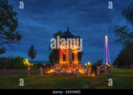 Sezessionsbrunnen „Pejacevic“ mit 117 Laternen beleuchtet als Teil des SEDECO Festivals auf der Promenade von Kardinal Franjo Seper in Osijek, Kroatien am 27. September 2020. Der Brunnen ist 117 Jahre alt. Laternen, die Ende des 19. Und Anfang des 20. Jahrhunderts hergestellt wurden, wurden auf dem Brunnen selbst platziert, von der Zeit an, als Pavao Graf Pejacevic sie herstellen ließ und als dieses Geschenk an die Stadt Osijek im damaligen „Stadtgarten“ lag. Foto: Davor Javorovic/PIXSELL Stockfoto