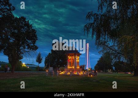 Sezessionsbrunnen „Pejacevic“ mit 117 Laternen beleuchtet als Teil des SEDECO Festivals auf der Promenade von Kardinal Franjo Seper in Osijek, Kroatien am 27. September 2020. Der Brunnen ist 117 Jahre alt. Laternen, die Ende des 19. Und Anfang des 20. Jahrhunderts hergestellt wurden, wurden auf dem Brunnen selbst platziert, von der Zeit an, als Pavao Graf Pejacevic sie herstellen ließ und als dieses Geschenk an die Stadt Osijek im damaligen „Stadtgarten“ lag. Foto: Davor Javorovic/PIXSELL Stockfoto