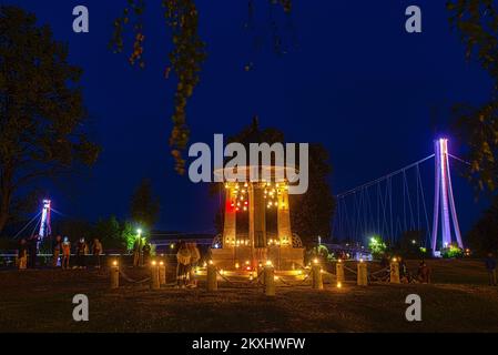 Sezessionsbrunnen „Pejacevic“ mit 117 Laternen beleuchtet als Teil des SEDECO Festivals auf der Promenade von Kardinal Franjo Seper in Osijek, Kroatien am 27. September 2020. Der Brunnen ist 117 Jahre alt. Laternen, die Ende des 19. Und Anfang des 20. Jahrhunderts hergestellt wurden, wurden auf dem Brunnen selbst platziert, von der Zeit an, als Pavao Graf Pejacevic sie herstellen ließ und als dieses Geschenk an die Stadt Osijek im damaligen „Stadtgarten“ lag. Foto: Davor Javorovic/PIXSELL Stockfoto