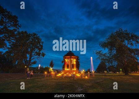 Sezessionsbrunnen „Pejacevic“ mit 117 Laternen beleuchtet als Teil des SEDECO Festivals auf der Promenade von Kardinal Franjo Seper in Osijek, Kroatien am 27. September 2020. Der Brunnen ist 117 Jahre alt. Laternen, die Ende des 19. Und Anfang des 20. Jahrhunderts hergestellt wurden, wurden auf dem Brunnen selbst platziert, von der Zeit an, als Pavao Graf Pejacevic sie herstellen ließ und als dieses Geschenk an die Stadt Osijek im damaligen „Stadtgarten“ lag. Foto: Davor Javorovic/PIXSELL Stockfoto