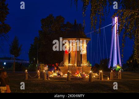 Sezessionsbrunnen „Pejacevic“ mit 117 Laternen beleuchtet als Teil des SEDECO Festivals auf der Promenade von Kardinal Franjo Seper in Osijek, Kroatien am 27. September 2020. Der Brunnen ist 117 Jahre alt. Laternen, die Ende des 19. Und Anfang des 20. Jahrhunderts hergestellt wurden, wurden auf dem Brunnen selbst platziert, von der Zeit an, als Pavao Graf Pejacevic sie herstellen ließ und als dieses Geschenk an die Stadt Osijek im damaligen „Stadtgarten“ lag. Foto: Davor Javorovic/PIXSELL Stockfoto