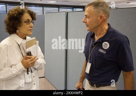 Hochwasser Hurrikan/Tropischer Sturm - Neptune, N. J. , 6. September 2011 das FEMA-Team nimmt an einer Pressekonferenz Teil, die von New Jersey Governor Christopher James 'Chris' Christie in einem FEMA Joint Field Office (JFO) in Neptune ausgerichtet wird. William „Bill“ Vogel, Federal Coordinating Officer (FCO) der FEMA, berät sich mit Phyllis Deroian, Außenminister, Bevor er an der Pressekonferenz teilnimmt, um die Medien und die Öffentlichkeit über die laufenden Bemühungen der FEMA zu informieren, die staatlichen und lokalen Regierungen bei ihrer Reaktion auf die durch den Hurrikan Irene am 28. August verursachten Überschwemmungen und Windschäden zu unterstützen. Hurrikan In New Jersey Stockfoto