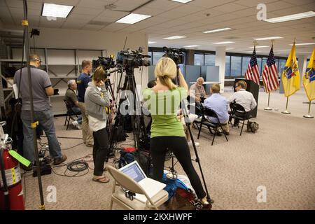Flutung Hurricane/Tropical Storm - Neptune, N. J. , 6. September 2011 Medienteams wurden in einem Staging Area in einem FEMA Joint Field Office (JFO) in Neptune eingerichtet, bevor eine Pressekonferenz stattfand, die von New Jersey Gouverneur Christopher James 'Chris' Christie ausgerichtet wurde. William „Bill“ Vogel, FEMA Federal Coordinating Officer (FCO), spricht auf der Pressekonferenz, um den Gouverneur und die Öffentlichkeit über die laufenden Bemühungen der FEMA zu informieren, die staatlichen und lokalen Regierungen bei ihrer Reaktion auf Überschwemmungen und Windschäden durch den Hurrikan Irene am 28. August zu unterstützen. Hurrikan Irene Aus New Jersey. Fotos von Disa Stockfoto