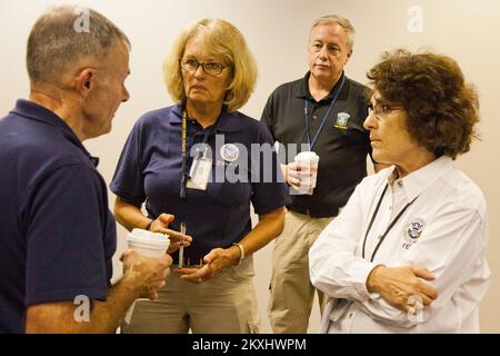 Überschwemmung Hurrikan/Tropischer Sturm - Neptune, N. J. , 6. September 2011 die FEMA-Führung bereitet sich auf eine Pressekonferenz vor, die von New Jersey Governor Christopher James 'Chris' Christie in einem FEMA Joint Field Office (JFO) in Neptune ausgerichtet wird. William „Bill“ Vogel (l-r), FEMA Federal Coordinating Officer (FCO), spricht mit Patricia Brach, JIC AEAO, Greg Sharkey, Lead Security Manager, und Phyllis Deroian, Außenminister, bevor er auf der Pressekonferenz von Gouverneur Christie spricht, um die Medien und die Öffentlichkeit zu informieren... Hurrikan Irene Aus New Jersey. Fotos von Katastrophen und Notfallmann Stockfoto