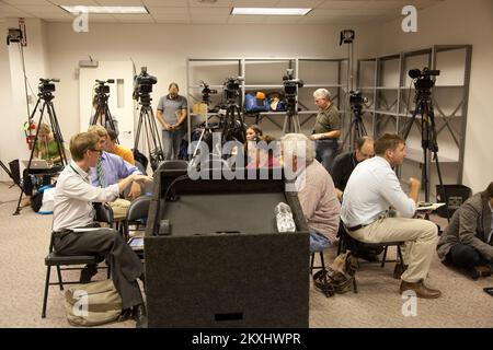 Überschwemmung Hurrikan/Tropischer Sturm - Neptune, N. J., 6. September 2011 Medienteams warten geduldig, nachdem sie ihre Ausrüstung in einem Staging Area in einem FEMA Joint Field Office (JFO) in Neptune aufgestellt haben, bevor eine Pressekonferenz stattfindet, die von New Jersey Gouverneur Christopher James 'Chris' Christie veranstaltet wird. William „Bill“ Vogel, FEMA Federal Coordinating Officer (FCO), spricht auf der Pressekonferenz, um den Gouverneur und die Öffentlichkeit über die laufenden Bemühungen der FEMA zu informieren, die staatlichen und lokalen Regierungen bei ihrer Reaktion auf Überschwemmungen und Windschäden durch den Hurrikan Irene am 28. August zu unterstützen. Hurrikan In New Jersey Stockfoto
