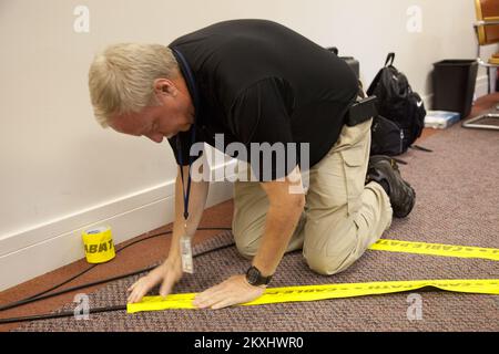 Überschwemmung Hurrikan/Tropischer Sturm - Neptune, N. J. , 6. September 2011 die FEMA bereitet sich auf eine Pressekonferenz vor, die von New Jersey Gouverneur Christopher James 'Chris' Christie in einem FEMA Joint Field Office (JFO) in Neptune ausgerichtet wird. Greg Sharkey, Lead Security Manager, zeichnet vor der Pressekonferenz des Gouverneurs „Kabel“ über die laufenden Bemühungen des Staates, der lokalen Regierungen und der FEMA auf, um Überlebenden von Disasern nach den Überschwemmungen und Windschäden durch den Hurrikan Irene am 28. August zu helfen. Hurrikan Irene Aus New Jersey. Fotografien zu Katastrophen und Notfallmanagementprogrammen, Acti Stockfoto