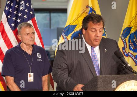Hochwasser Hurrikan/Tropischer Sturm - Neptune, N. J. , 6. September 2011 die FEMA-Führung nimmt an einer Pressekonferenz Teil, die von New Jersey Gouverneur Christopher James 'Chris' Christie in einem FEMA Joint Field Office (JFO) in Neptune ausgerichtet wird. William „Bill“ Vogel, Federal Coordinating Officer (FCO) der FEMA, wird von Govenor Christie eingeladen, auf der Pressekonferenz zu sprechen, um die Medien und die Öffentlichkeit über die laufenden Bemühungen der FEMA zur Unterstützung der Überlebenden von Katastrophen auf dem Laufenden zu halten. Die staatlichen und lokalen Regierungen in ihrer Reaktion auf Überschwemmungen und Windschäden durch den Hurrikan Irene am 28. August. Hurrikan Irene Aus New Jersey Stockfoto