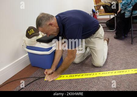Überschwemmung Hurrikan/Tropischer Sturm - Neptune, N. J. , 6. September 2011 die FEMA-Führung bereitet sich auf eine Pressekonferenz vor, die von New Jersey Gouverneur ChristopherJames 'Chris' Christie in einem FEMA Joint Field Office (JFO) in Neptune ausgerichtet wird. William „Bill“ Vogel, FEMA Federal Coordinating Officer (FCO), nimmt „Pressekabel“ auf, bevor er auf der Pressekonferenz des Gouverneurs spricht, um die Medien und die Öffentlichkeit über die laufenden Bemühungen der FEMA zur Unterstützung von Überlebenden von Katastrophen auf dem Laufenden zu halten, Die staatlichen und lokalen Regierungen in ihrer Reaktion auf Überschwemmungen und Windschäden durch den Hurrikan Irene am 28. August. New Jersey Hu Stockfoto